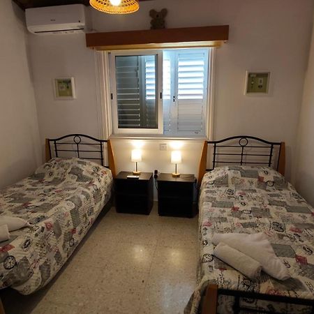 Appartamento Relaxing Seaside Manors Larnaca Esterno foto