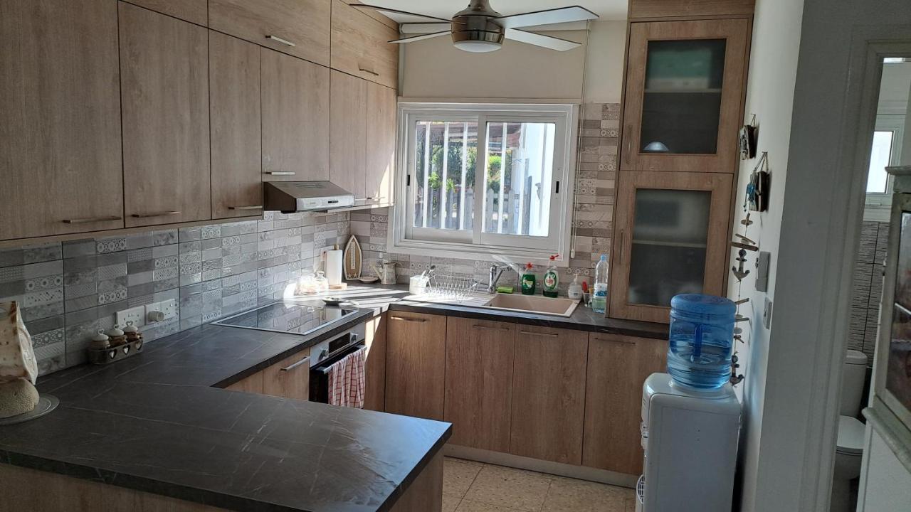 Appartamento Relaxing Seaside Manors Larnaca Esterno foto
